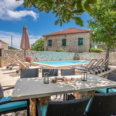 Villa Callisto- Elegant Restored Villa With Pool Gíri Kültér fotó