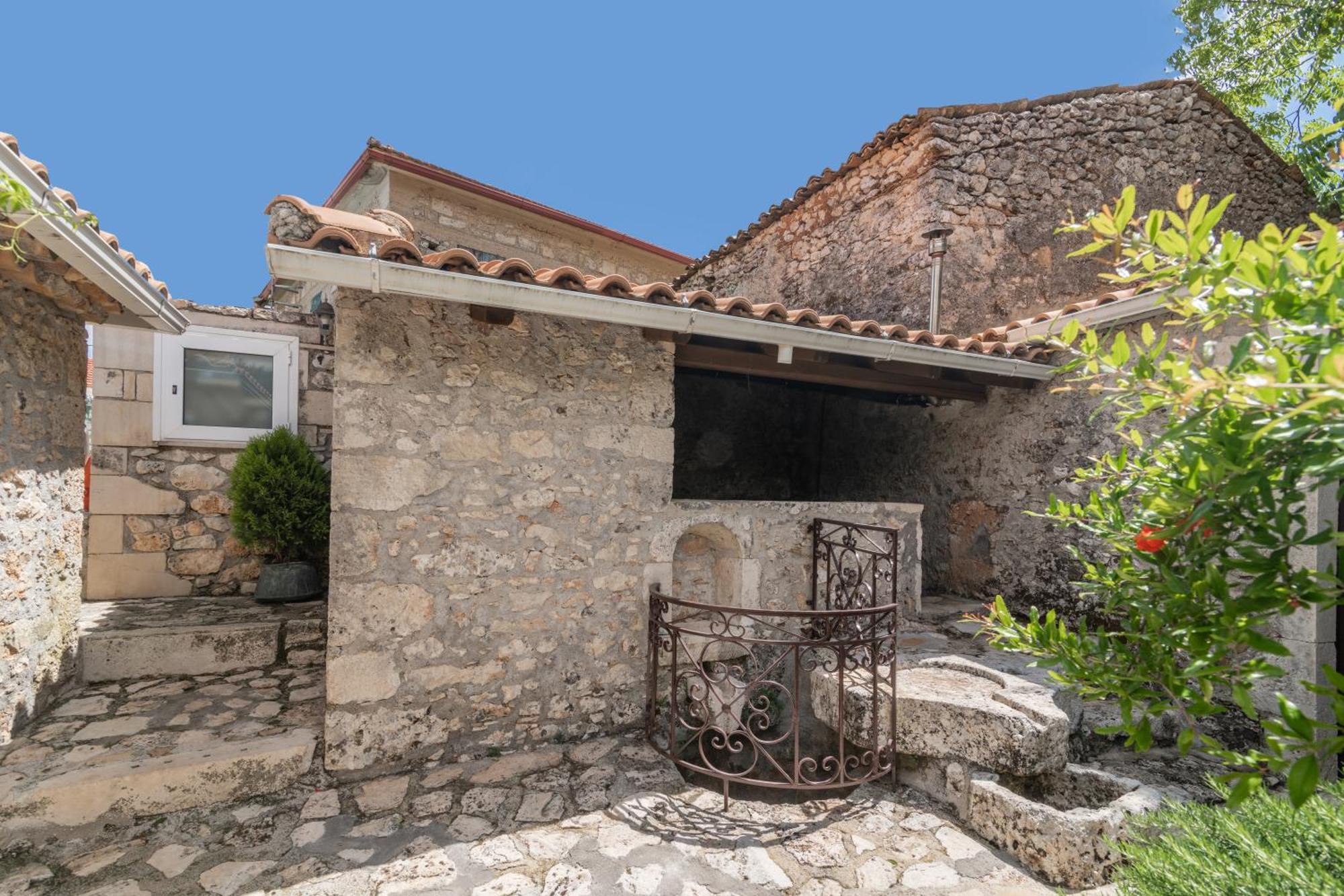 Villa Callisto- Elegant Restored Villa With Pool Gíri Kültér fotó