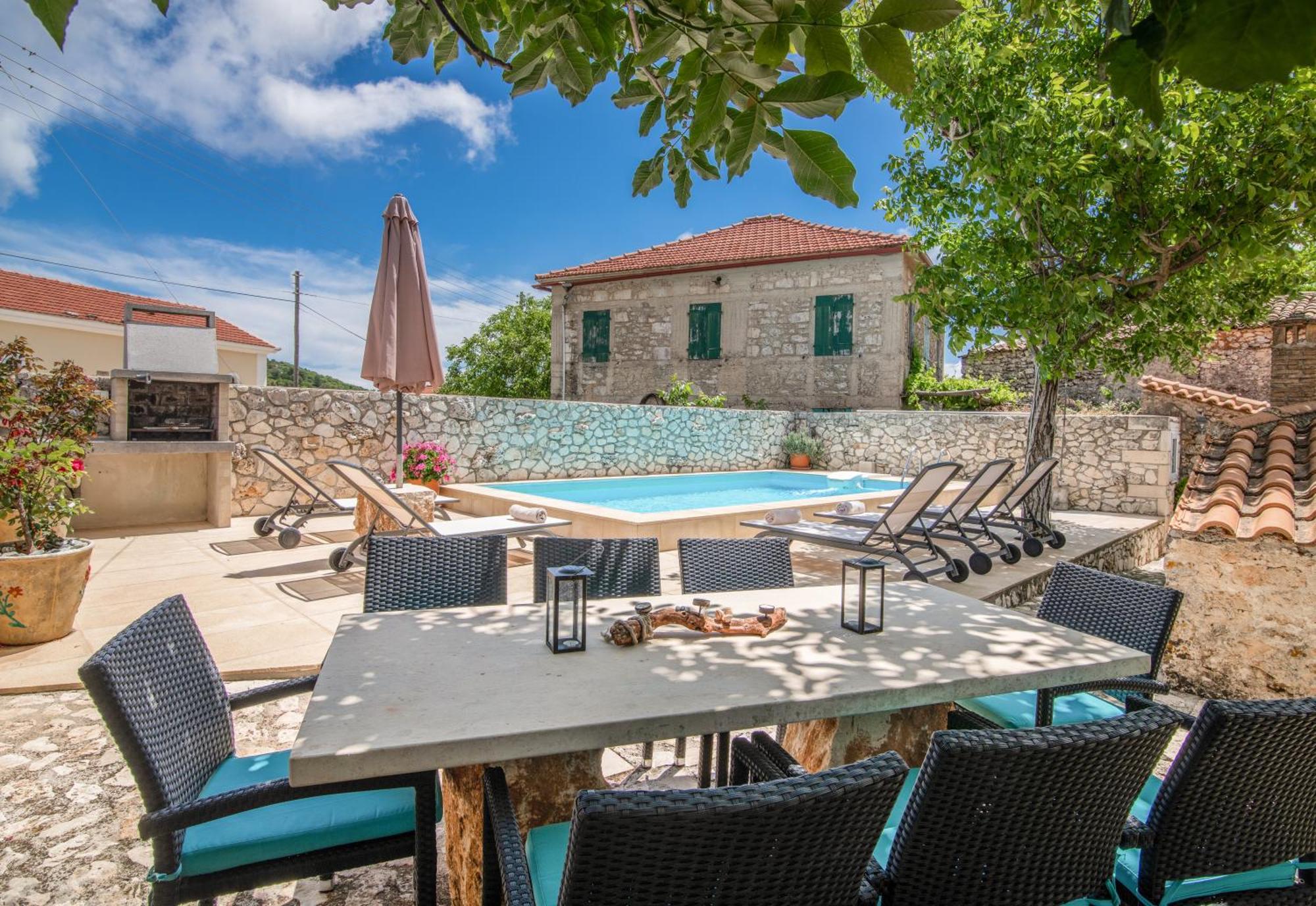 Villa Callisto- Elegant Restored Villa With Pool Gíri Kültér fotó