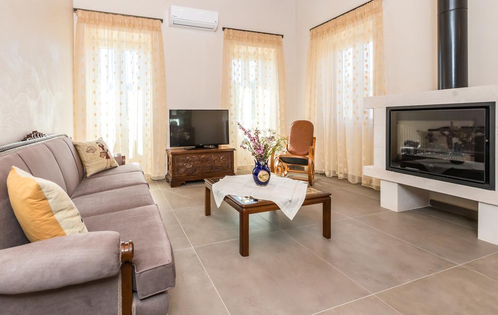 Villa Callisto- Elegant Restored Villa With Pool Gíri Kültér fotó