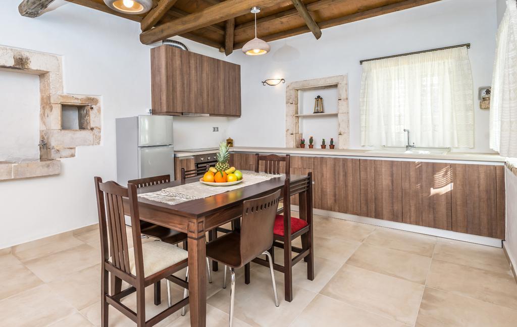 Villa Callisto- Elegant Restored Villa With Pool Gíri Kültér fotó