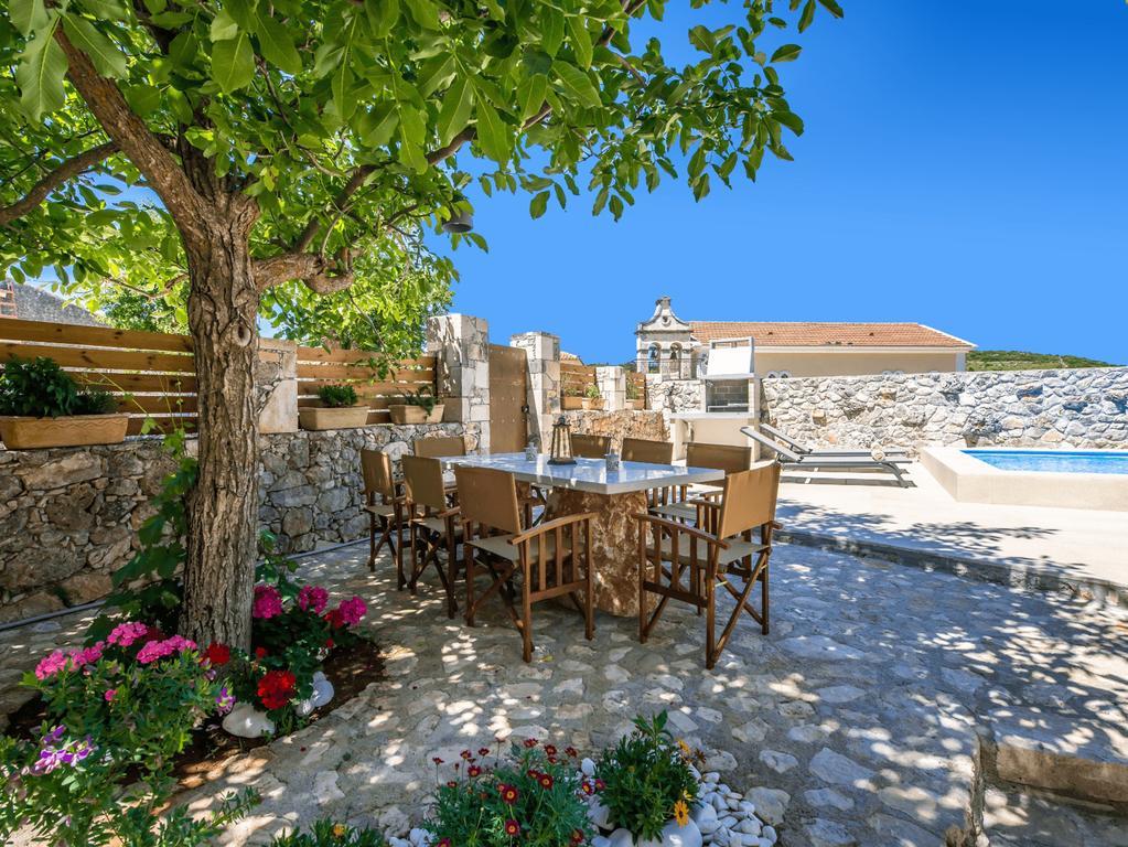 Villa Callisto- Elegant Restored Villa With Pool Gíri Kültér fotó
