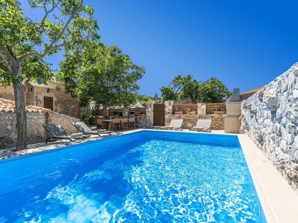 Villa Callisto- Elegant Restored Villa With Pool Gíri Kültér fotó
