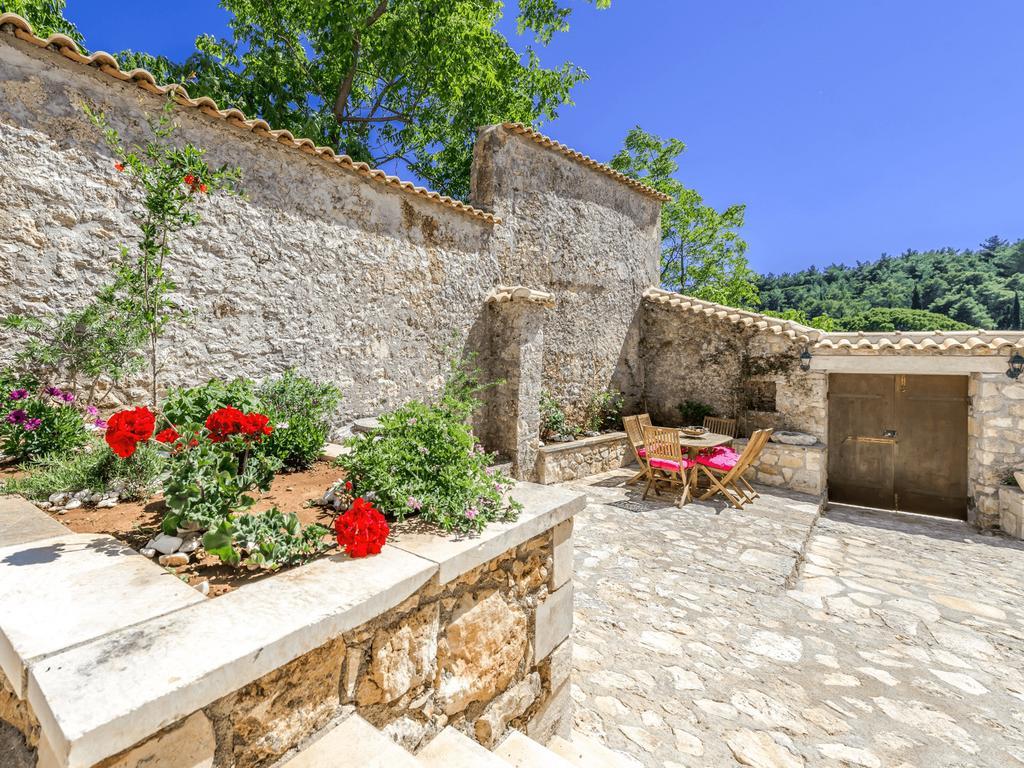 Villa Callisto- Elegant Restored Villa With Pool Gíri Kültér fotó