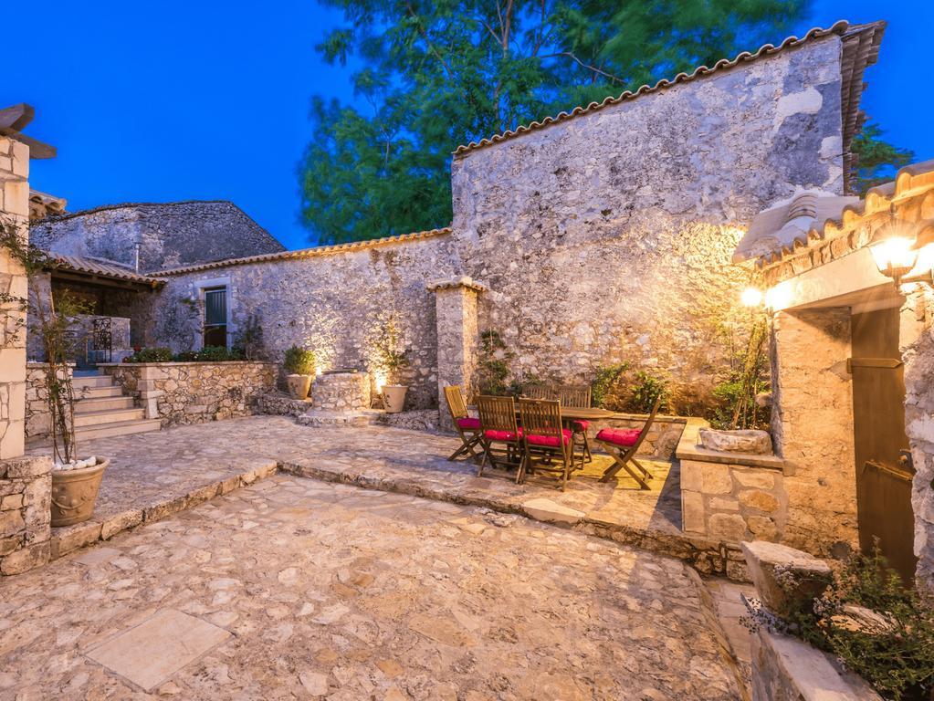 Villa Callisto- Elegant Restored Villa With Pool Gíri Kültér fotó