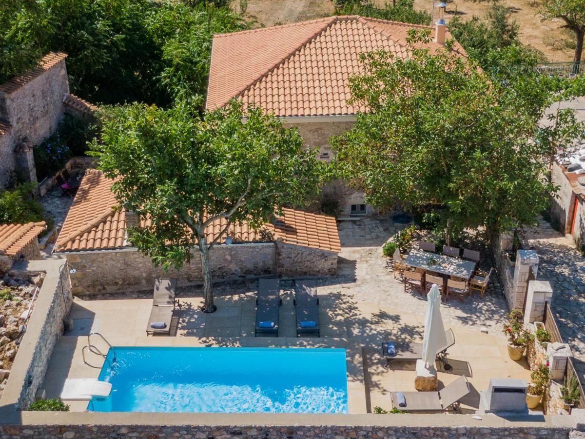 Villa Callisto- Elegant Restored Villa With Pool Gíri Kültér fotó